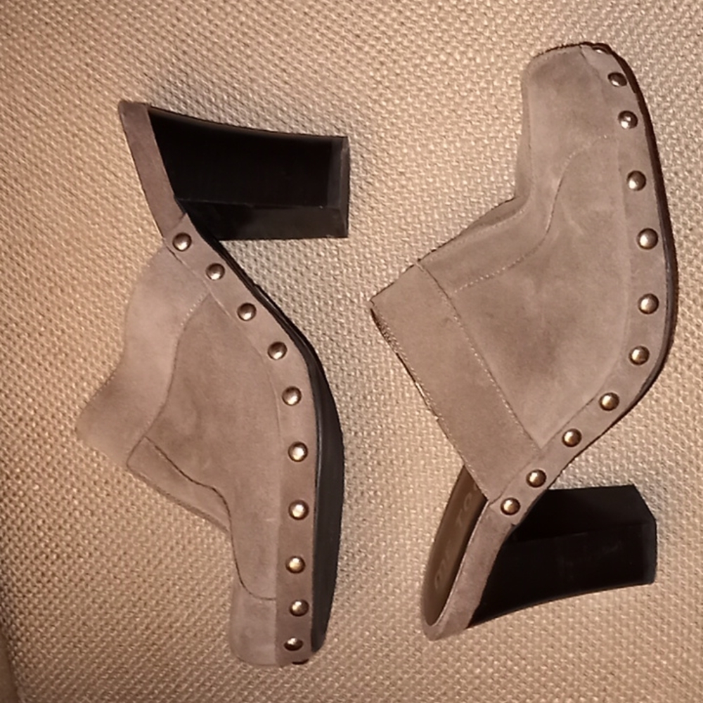 Me Too Suede Studded Grey Clogs Sz. 8